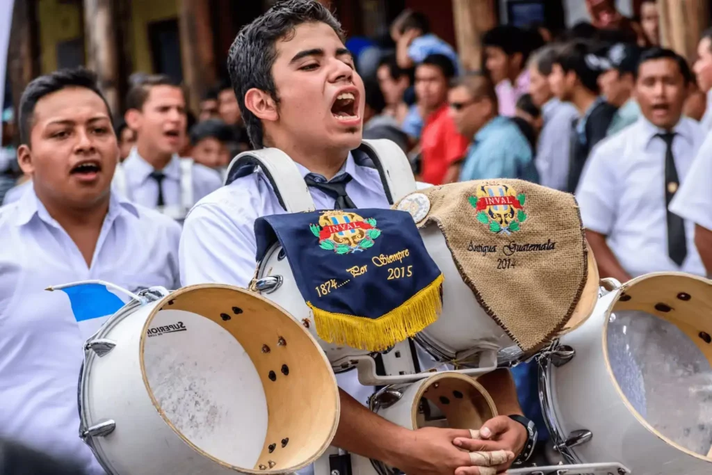 Guía de Guatemala Curada | Experiencias y Lugares Exclusivos 41 Jóvenes cantando el Himno Nacional de Guatemala – expresión de identidad, respeto y orgullo patrio en comunidad