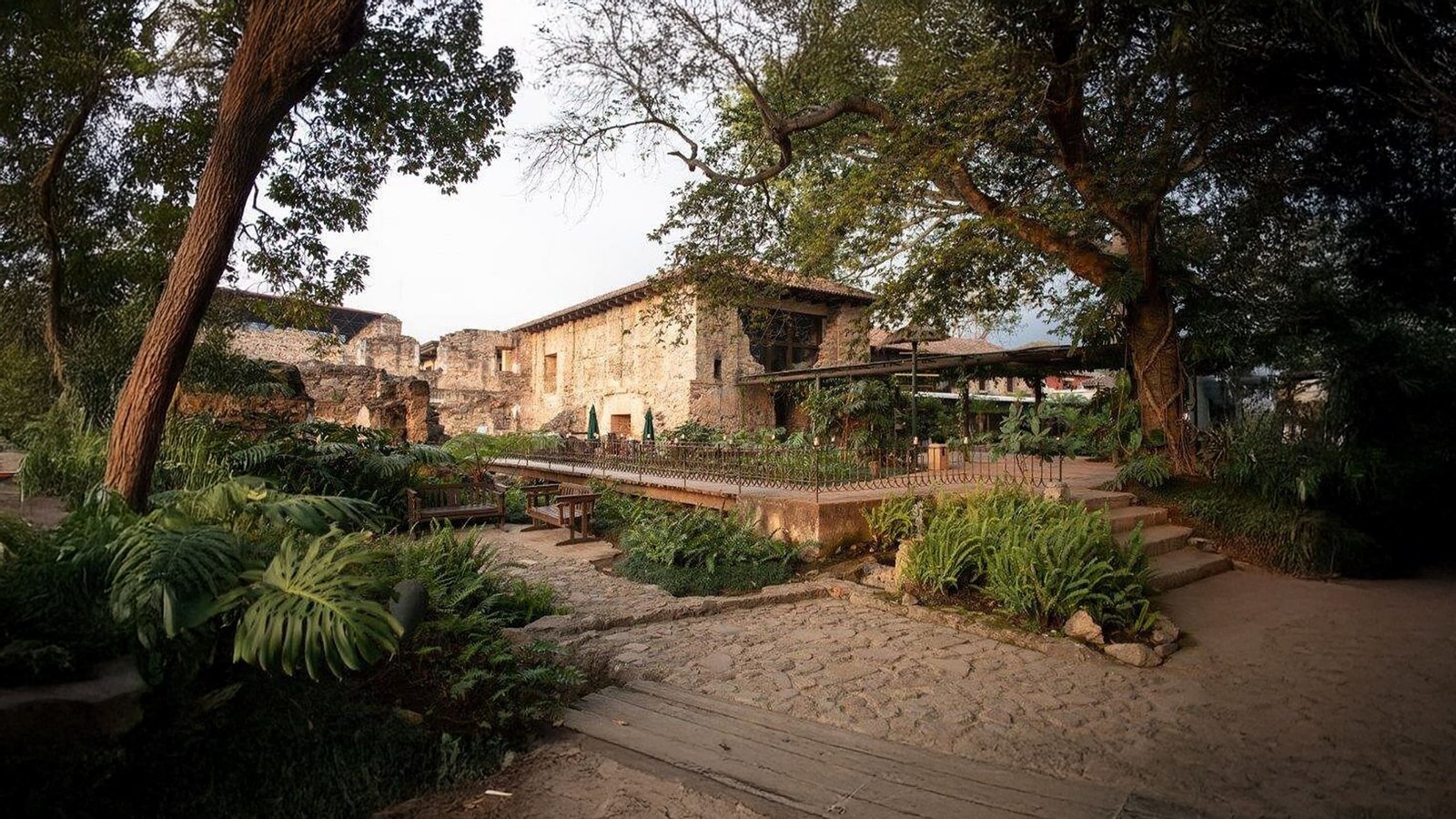 Hotel Spa Casa Santo Domingo 5 Estrellas 1 Fachada del Hotel Casa Santo Domingo con vista al Arco de Santa Catalina en Antigua Guatemala.