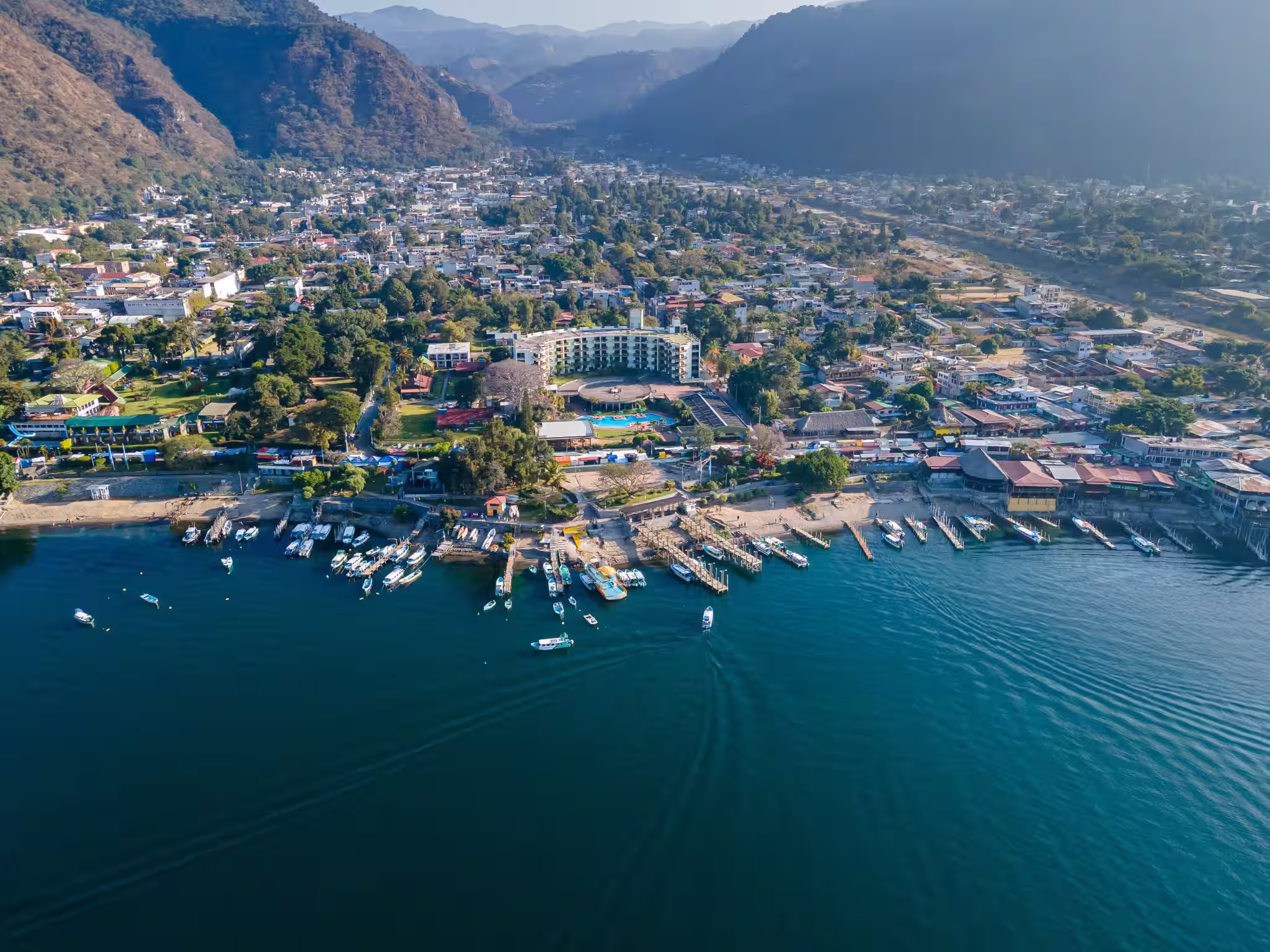 San Antonio Palopó, Sololá: qué ver y qué hacer en el Lago de Atitlán 5 Vista aérea panorámica del pueblo de Panajachel, ubicado a orillas del Lago de Atitlán en Guatemala