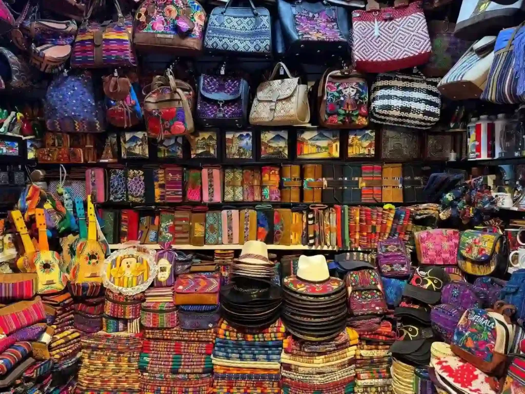 El Mercado Central de Antigua Guatemala | Un Viaje al Centro de comercio de la Ciudad 10 Colorido puesto de artesanías tradicionales en el mercado central de Antigua Guatemala