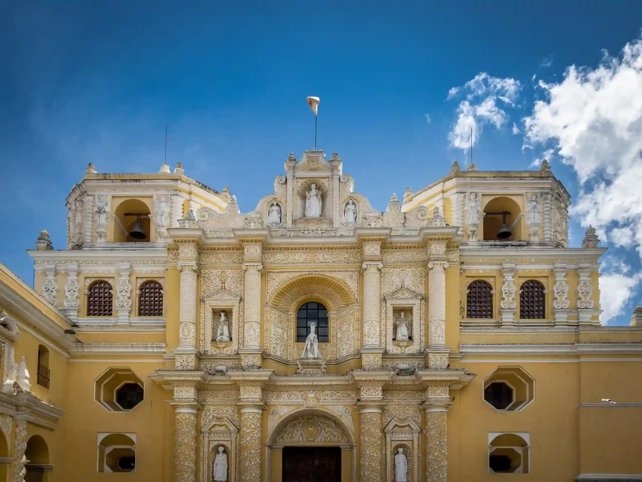 Hobbitenango 🏡 | Una Experiencia Mágica en las Montañas de Antigua Guatemala 8 Fachada barroca de la Iglesia de La Merced en Antigua Guatemala – ícono arquitectónico y patrimonial del legado colonial