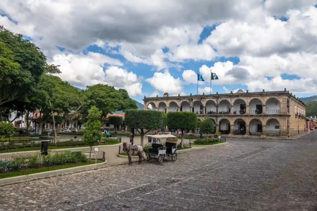 Parque Central de Antigua Guatemala | Historia, Encanto y Vida Cotidiana 7 Vista panorámica del Parque Central de Antigua Guatemala – núcleo histórico y cultural rodeado de arquitectura colonial