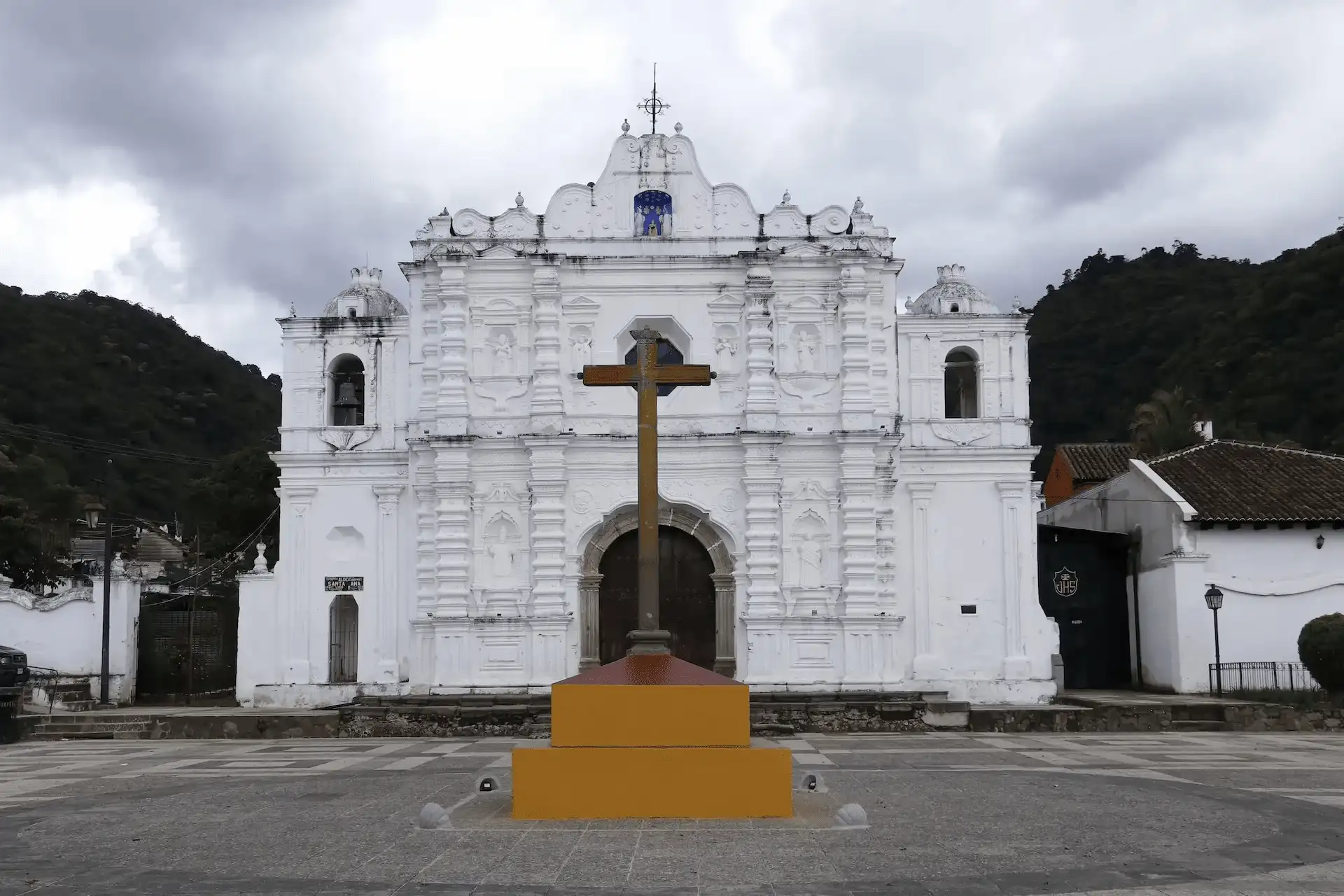 Experiencias Exclusivas en Guatemala | Aventuras de Lujo, Cultura y Alta Gastronomía 7 Fachada colonial de la Iglesia Santa Ana en Antigua Guatemala al atardecer, fotografía SUNTUO