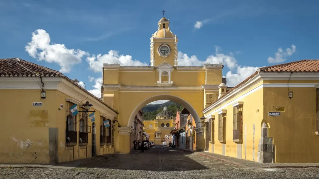 Arco de Santa Catalina en Antigua Guatemala al atardecer, lujo histórico y encanto colonial — Guía SUNTUO Guatemala 2025 El Arco de Santa Catalina: Símbolo Histórico de Antigua Guatemala