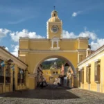 Guia curada de Bebidas Alcohólicas y Licores Premium en Guatemala 1 Arco de Santa Catalina en Antigua Guatemala al atardecer, lujo histórico y encanto colonial — Guía SUNTUO Guatemala 2025 El Arco de Santa Catalina: Símbolo Histórico de Antigua Guatemala