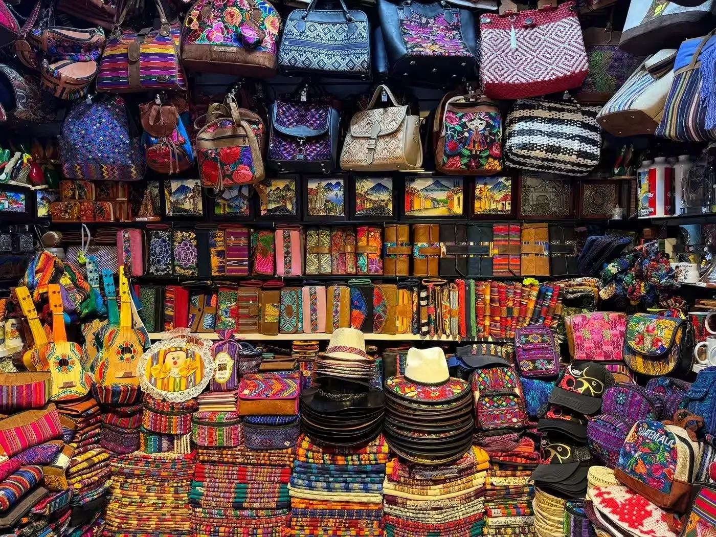 Experiencias Exclusivas en Guatemala | Aventuras de Lujo, Cultura y Alta Gastronomía 9 Puesto de artesanías en el Mercado Central de Antigua Guatemala, exhibiendo productos típicos hechos a mano