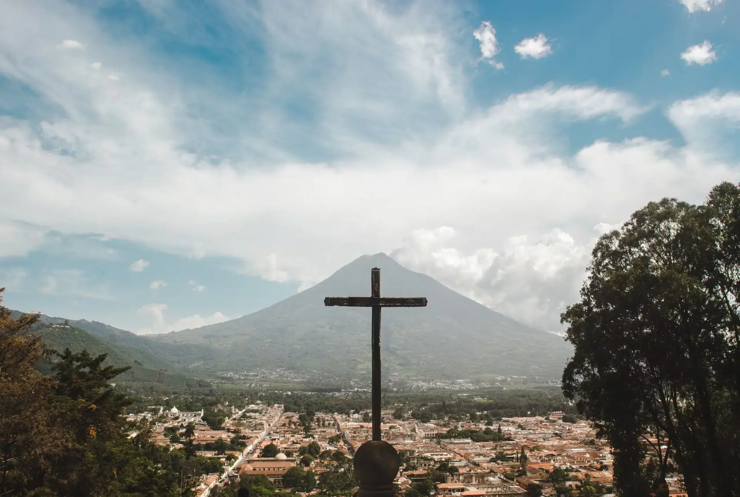 Cerro de la Cruz Antigua Guatemala — vista panorámica del volcán de Agua y la ciudad colonial 2025