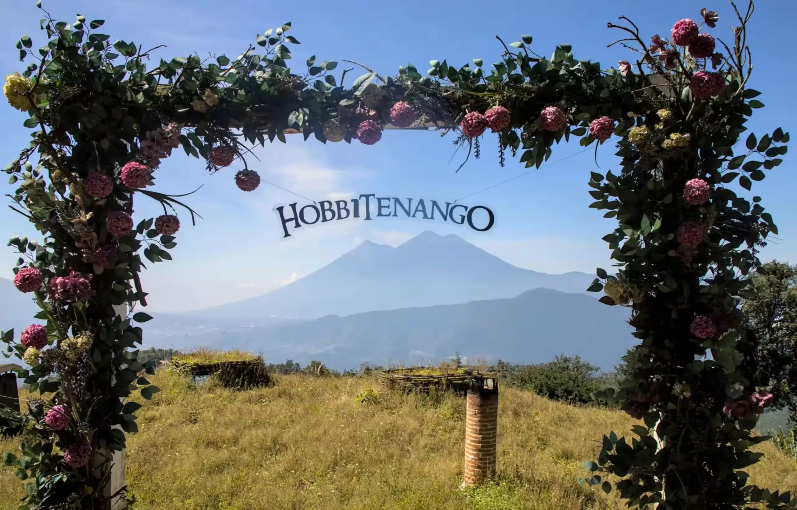 Guía de Guatemala Curada | Experiencias y Lugares Exclusivos 34 Hobbitenango — experiencia mágica en las montañas de Antigua Guatemala con vista al volcán de Agua