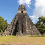 Guia curada de Bebidas Alcohólicas y Licores Premium en Guatemala 3 Pirámides Mayas en el Tikal parque nacional