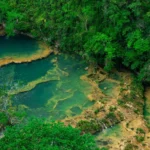 Guia curada de Bebidas Alcohólicas y Licores Premium en Guatemala 2 semuc-champey-coban-mirador-vista-aerea.webp Vista aérea de Semuc Champey Cobán Guatemala desde el mirador con pozas turquesas