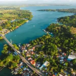Guia curada de Bebidas Alcohólicas y Licores Premium en Guatemala 1 Vista aérea del puente de Río Dulce Guatemala en Izabal