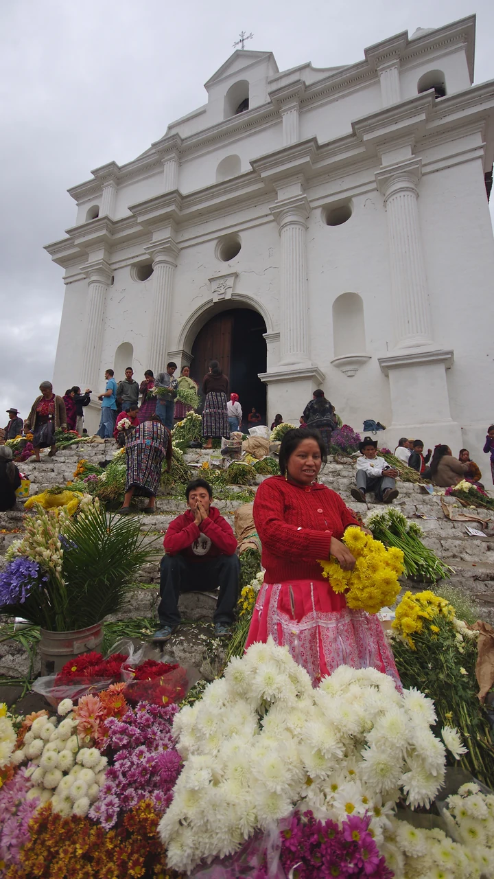 Iglesia de Santo Tomás en Chichicastenango: historia, rituales mayas y espiritualidad en Guatemala 3 Vendedoras de flores tradicionales en la escalinata de Santo Tomás Chichicastenango