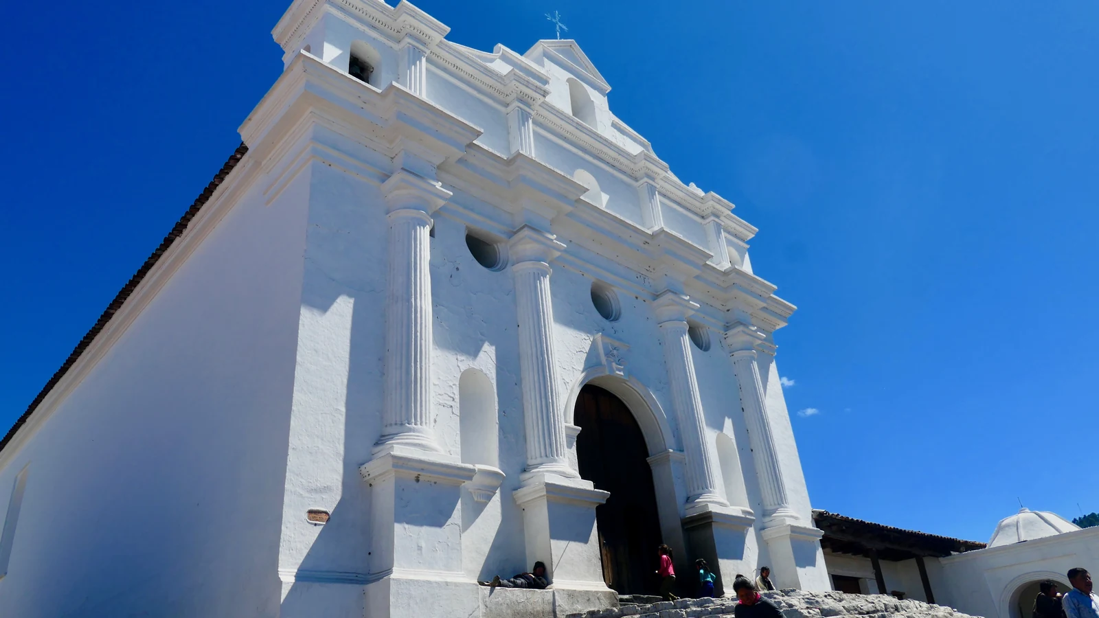 Iglesia de Santo Tomás en Chichicastenango: historia, rituales mayas y espiritualidad en Guatemala 2 Fachada y escalinatas de la Iglesia de Santo Tomás en Chichicastenango